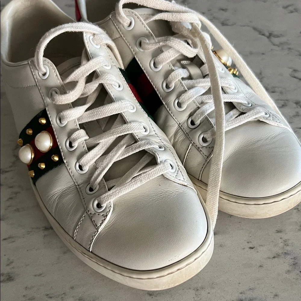 Gucci White and Green Athletic Shoes with Red Accents - Picture 5 of 5